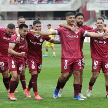 Lionel Altamirano celebra un gol con Club Deportes La Serena