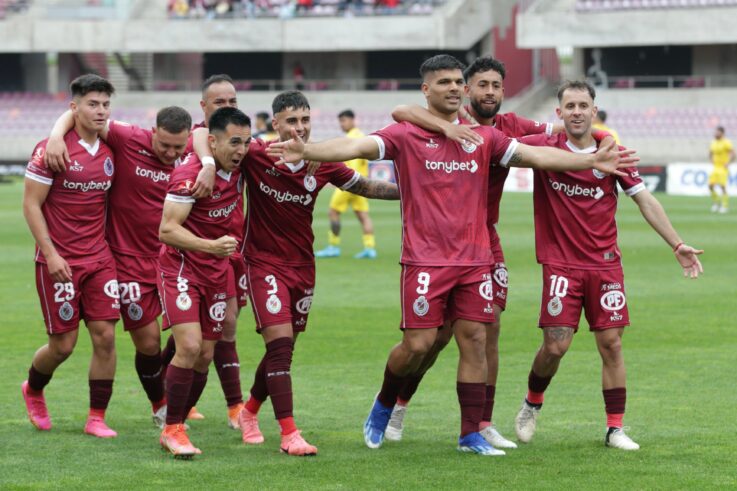 Lionel Altamirano celebra un gol con Club Deportes La Serena