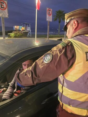 Carabineros controlan a automovilistas a través de alcotest y narcotest