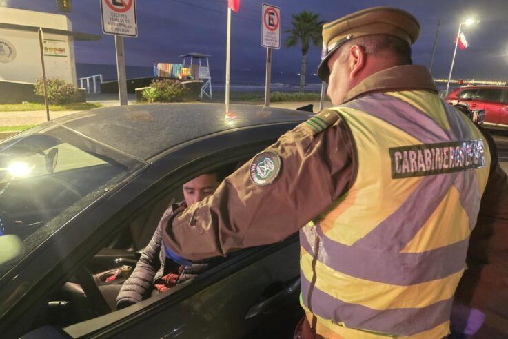 Carabineros controlan a automovilistas a través de alcotest y narcotest