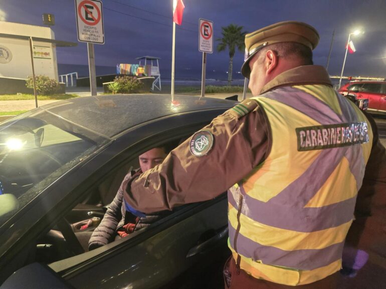 Carabineros controlan a automovilistas a través de alcotest y narcotest