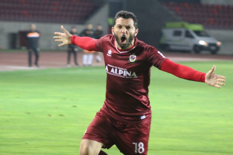 Mauricio Salazar celebra gol en Deportes La Serena