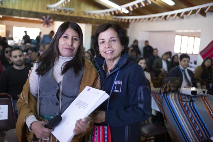 Ministra Williams junto a presidenta comunidad Cebollar Alcotán, Vanesa Bello Quispe.