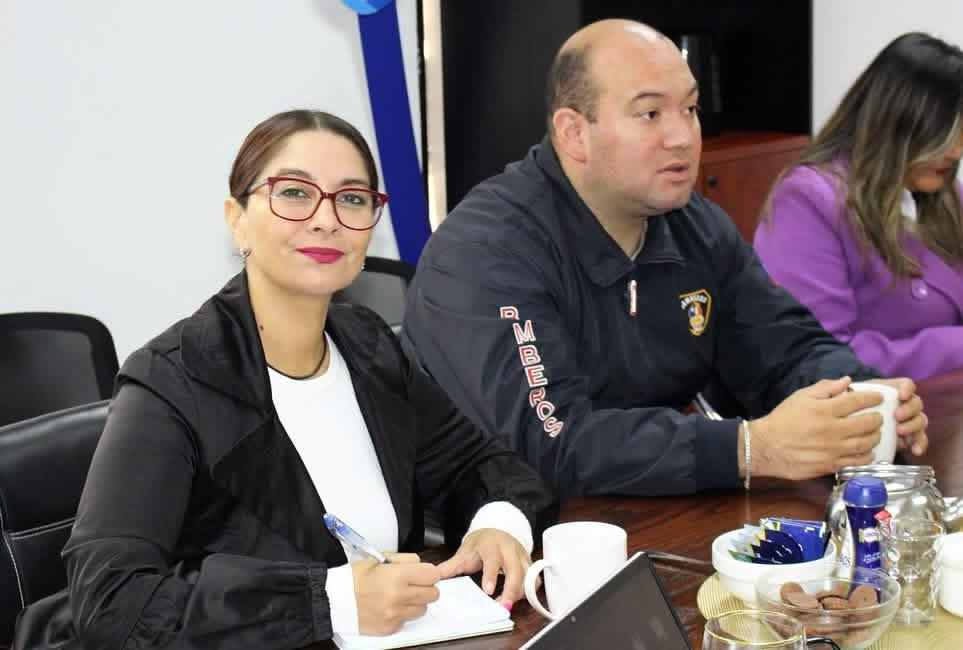 Nathalie Castillo y Bomberos de La Serena