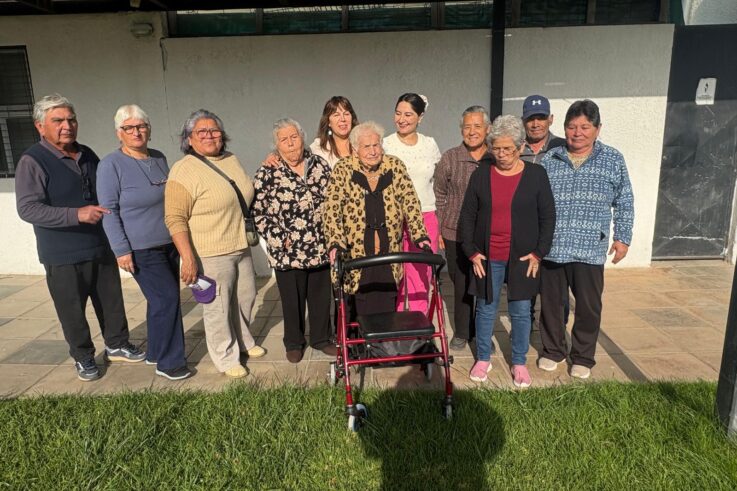 Personas mayores de Las Compañías junto a diputada Nathalie Castillo